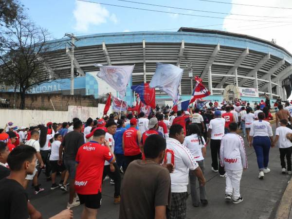 La Ultra Fiel en su ingreso al Estadio Nacional previo al clásico.