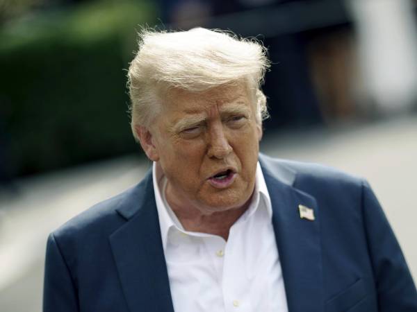 El presidente de EE.UU., Donald Trump, habla con los medios de comunicación antes de salir de la Casa Blanca a bordo del Marine One, en Washington.