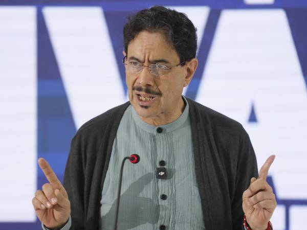 El izquierdista Iván Cepeda habla en una rueda de prensa el 22 de junio de 2026, en Bogotá (Colombia).