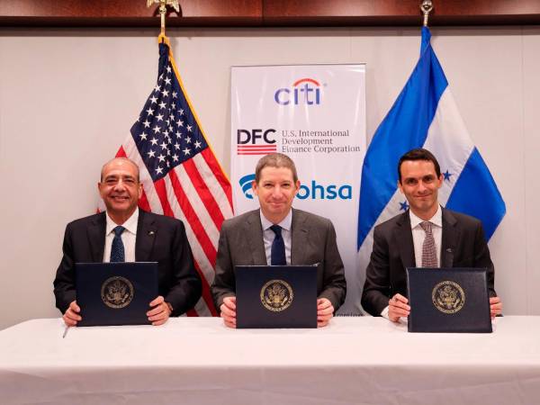 <b><span class=mln_uppercase_mln>Acuerdo.</span></b> Camilo Atala, presidente de Ficohsa; Scott Nathan, CEO de DFC; y Alejandro Gómez, CEO de Citi Honduras.
