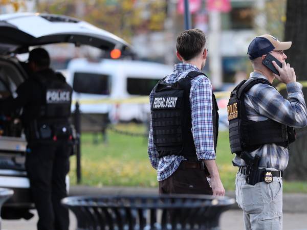 Agentes federales de los Estados Unidos vigilan cerca de la Casa Blanca luego de un tiroteo este miércoles, en Washington (EE.UU.).
