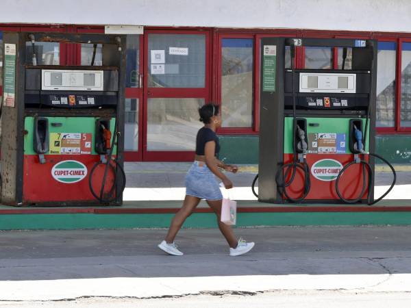 Una persona pasa frente a una gasolinera en La Habana (Cuba), el pasado viernes 27 de marzo de 2026. Cuba lleva tres meses sin ni una gota de combustible debido al embargo petrolero de EE.UU., según su propio gobierno.