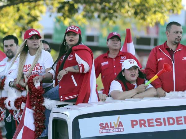 Fotografía del 22 de noviembre de 2025 de simpatizantes del candidato presidencial por el Partido Liberal, Salvador Nasralla, durante una concentración política en Tegucigalpa.