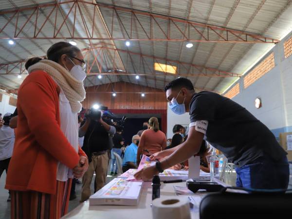 Hondureños ejerciendo el voto en las elecciones generales de noviembre de 2021.