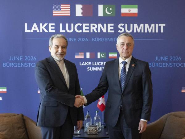El ministro de Asuntos Exteriores de Irán, Abás Araqchí (izq.), y el consejero federal suizo Ignazio Cassis (der.) asisten a conversaciones bilaterales en el Resort de Buergenstock en Obbuergen, cerca de Lucerna (Suiza), el 21 de junio de 2026.