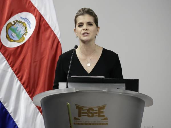 Fotografía de archivo en la que se captó a la presidenta de Costa Rica, Laura Fernández, durante un acto público, en San José (Costa Rica). EFE/Jeffrey Arguedas