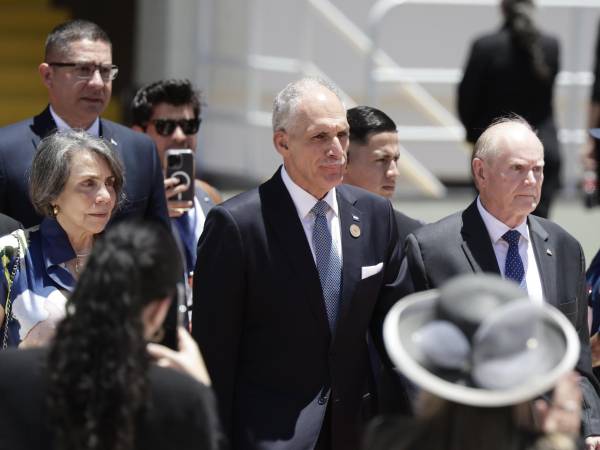 El presidente de Honduras, Nasry Asfura (c), asiste a la ceremonia de investidura de la politóloga Laura Fernández como presidenta de Costa Rica para el periodo 2026-2030, el viernes.
