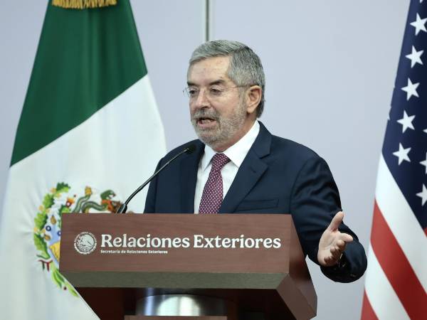 El secretario de Relaciones Exteriores de México, Juan Ramón de la Fuente, habla en una rueda de prensa en la cancillería mexicana de la Ciudad de México (México).