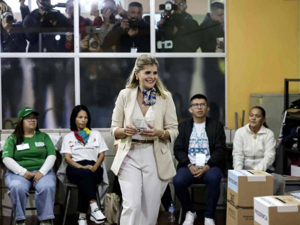 La candidata a la Presidencia de Costa Rica por el partido Pueblo Soberano, Laura Fernández, vote este domingo, en Cartago (Costa Rica).