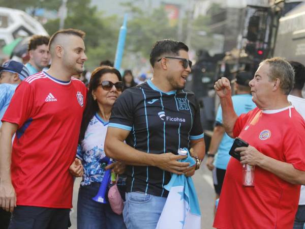 Aficionados catrachos y ticos en la previa del esperado partido por las Eliminatorias.