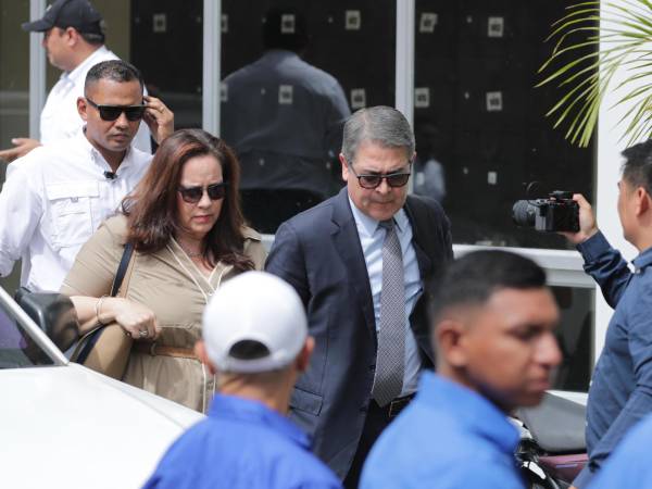 El expresidente Juan Orlando Hernández llegó este miércoles a la Corte Suprema de Justicia (CSJ), acompañado de sus familiares, para participar en la audiencia relacionada con las acusaciones presentadas en su contra por el Ministerio Público (MP) y la Procuraduría General de la República (PGR).