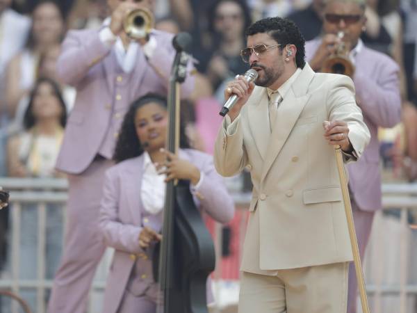 El cantante y compositor puertorriqueño Bad Bunny durante el concierto que ha ofrecido este sábado en el estadio Metropolitano, en Madrid.