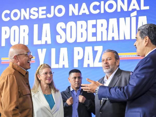 Fotografía cedida por Prensa Miraflores del presidente de Venezuela, Nicolás Maduro, hablando junto a la primera dama, Cilia Flores y el jefe negociador del Gobierno de Venezuela, Jorge Rodríguez durante un acto de gobierno este miércoles, en Caracas (Venezuela).