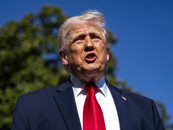 El presidente estadounidense, Donald Trump, habla con los medios antes de partir de la Casa Blanca rumbo a Miami, Florida, en Washington, D.C., EE. UU., el 11 de abril de 2026. EFE/BONNIE CASH/POOL