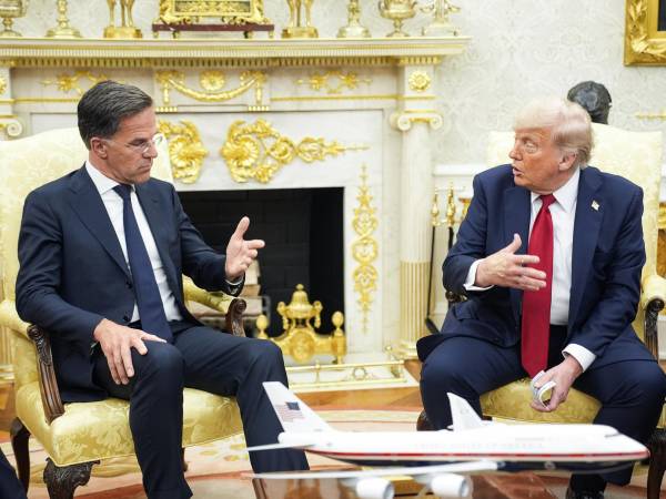 Fotografía de archivo del presidente de Estados Unidos, Donald Trump habla con el secretario general de la OTAN, Mark Rutte, durante un encuentro en el Despacho Oval de la Casa Blanca.