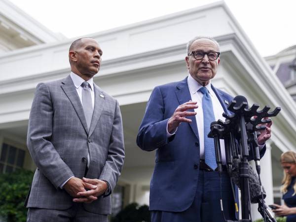 El líder de la minoría demócrata en el Senado, Chuck Schumer, y el líder de la minoría en la Cámara de Representantes, Hakeem Jeffries.