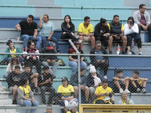 Los aficionados empiezan a instalarse en el Estadio Morazán.