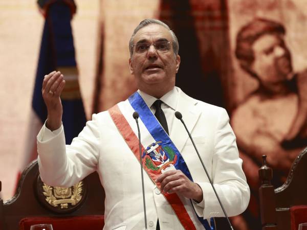 Luis Abinader habla durante la ceremonia de investidura como presidente de República Dominicana para un segundo y último mandato, este 16 de agosto de 2024, en el Teatro Nacional en Santo Domingo (República Dominicana).