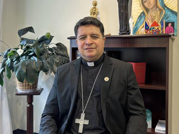 El obispo salvadoreño Evelio Menjívar.