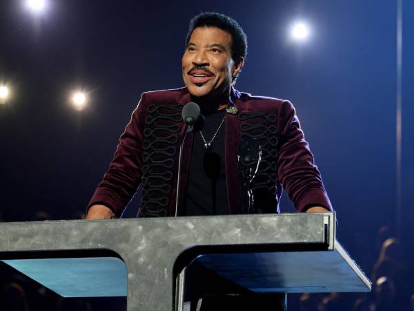 Lionel Richie habla en el escenario durante la 37.ª ceremonia anual de incorporación al Salón de la Fama del Rock &amp; Roll en el Microsoft Theater, el 5 de noviembre de 2022, en Los Ángeles, California.