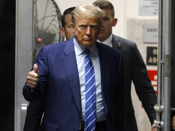 Trump enfrenta su primer juicio penal en Nueva York a la espera de la selección del jurado.