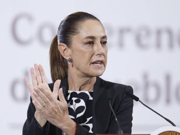 La presidenta de México, Claudia Sheinbaum, habla durante una rueda de prensa este jueves, en el Palacio Nacional de Ciudad de México (México).