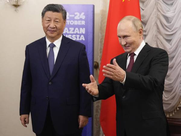 El presidente ruso, Vladimir Putin, da la bienvenida al presidente chino, Xi Jinping, durante su reunión al margen de la Cumbre BRICS en el Kremlin de Kazán, en Kazán, Rusia.