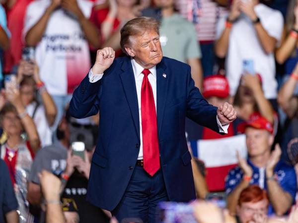 El presidente de EE.UU., Donald Trump, baila en un acto de campaña de apoyo de los candidatos republicanos el 7 de octubre de 2026.