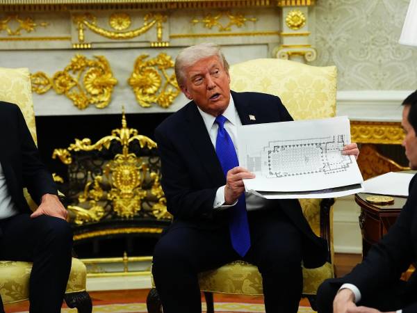 El presidente de Estados Unidos, Donald J. Trump, muestra un plano del nuevo salón de baile de la Casa Blanca durante su reunión con el secretario general de la OTAN, Mark Rutte, en la Oficina Oval de la Casa Blanca, en Washington, D.C., el 22 de octubre de 2025.