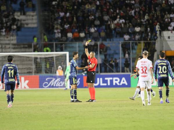 Rodrigo Dourado fue amonestado con la primera tarjeta amarilla.