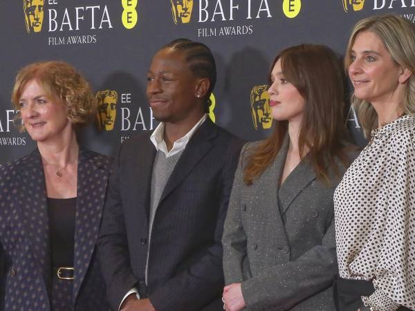 Sara Putt, presidenta Baftas; el actor David Jonsson; la actriz Aimee Luo Woody, y Emily Stillman, presidenta del Comité del Cine, posan durante la alfombra de las nominaciones Bafta 2026 este martes, en Londres.