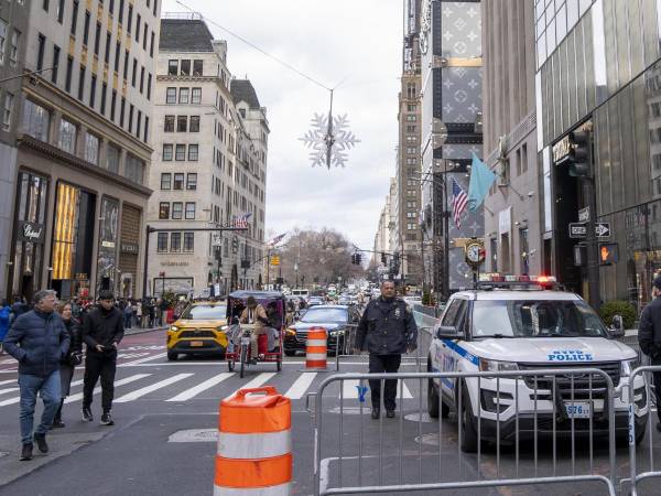 Integrantes de la Policía de New York custodian afuera de la Torre Trump este jueves, en 5 av de Manhattan New York.