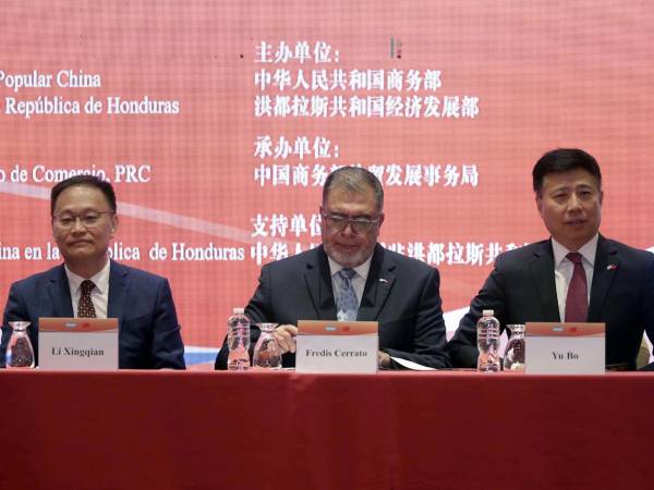 El director general del Departamento de Comercio Exterior del Ministerio de Industria y Comercio de China, Li Xinqiang, el ministro de Desarrollo Económico de Honduras, Fredis Cerrato y el embajador chino en Honduras, Yu Bo.