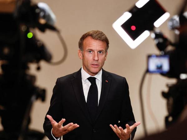El presidente francés, Emmanuel Macron, este miércoles en declaraciones a la prensa durante la 9ª Cumbre Anual de Fondos Soberanos de Un Planeta (OPSWF), en Lusail, Catar. EFE/EPA