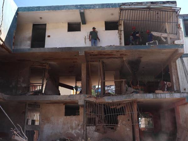 Fotografía que muestra un edificio afectado por los ataques de Estados Unidos el 03 de enero de 2025, en Catia La Mar Venezuela.