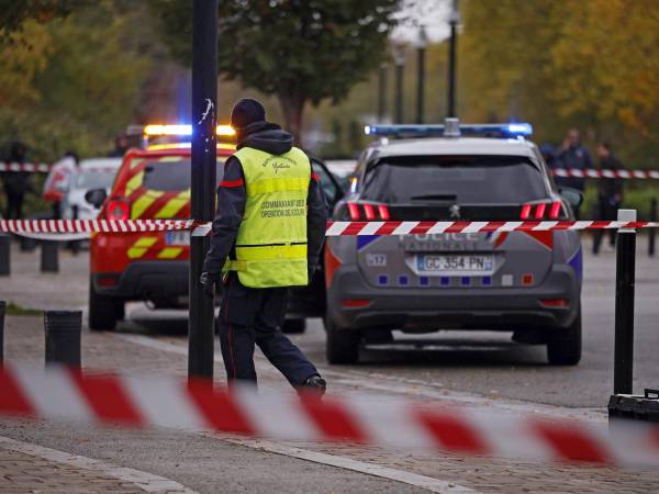 La policía francesa investiga el lugar de un tiroteo en Trappes, cerca de París, Francia, este viernes. EFE/EPA/YOAN VALAT