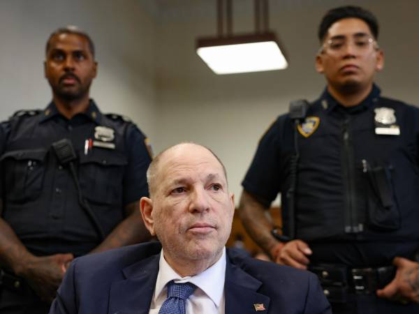 Fotografía de archivo del productor de cine Harvey Weinstein (C) en el Tribunal Penal de Manhattan.