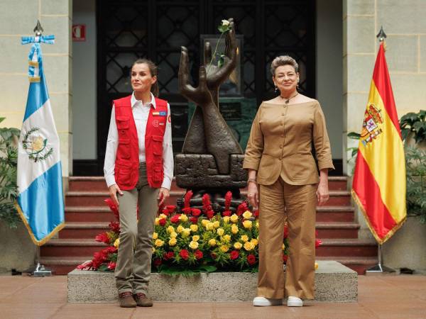 La reina Letizia es recibida por la primera Dama, Lucrecia Peinado (d), este miércoles, en el Palacio Nacional de la Cultura de la Ciudad de Guatemala.