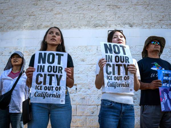 Fotografía de archivo del 10 de julio de 2025 donde aparecen personas sosteniendo carteles que piden la retirada del Servicio de Inmigración y Control de Aduanas (ICE) de California, durante una protesta en Los Ángeles (Estados Unidos). EFE/ David Toro