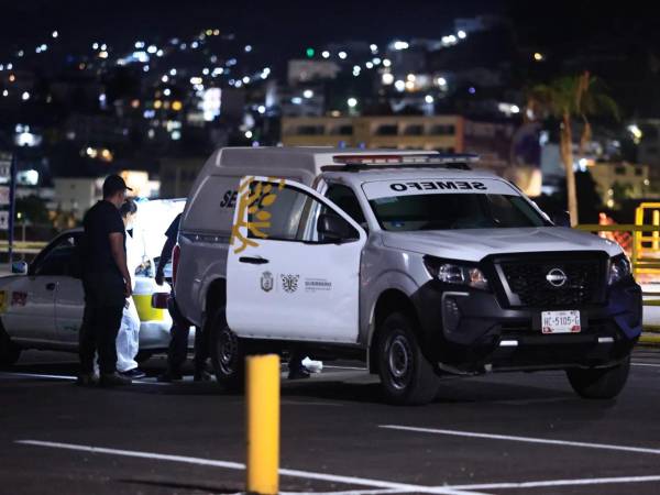 Escena en la que fueron encontrados tres cuerpos desmembrados frente a un supermercado en Acapulco, México.