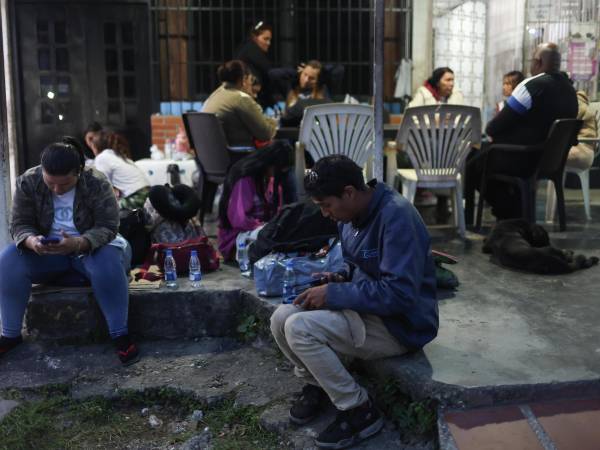 Familiares de presos políticos esperan cerca a la cárcel El Rodeo I el lunes, en Caracas, Venezuela.