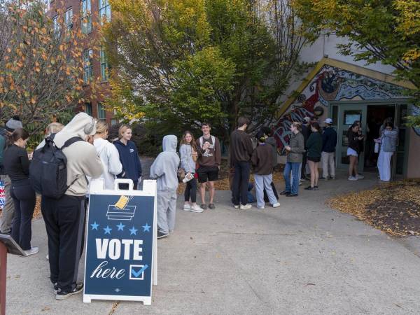Personas esperan en una fila para votar en un centro de votación instalado en la tienda Banana Factory, este martes, en Bethlehem, Pensilvania.