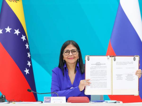 Fotografía cedida por la Vicepresidencia de Venezuela de la vicepresidenta ejecutiva de Venezuela, Delcy Rodríguez, durante la decimonovena edición de la Comisión Intergubernamental de Alto Nivel Rusia-Venezuela este jueves, en Caracas (Venezuela).