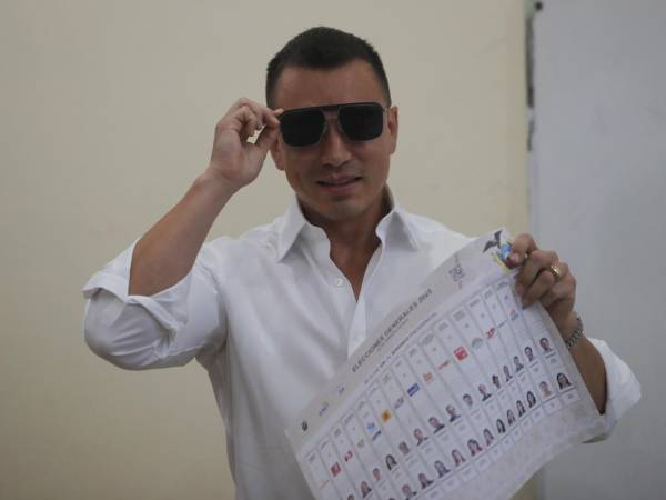 Noboa votó sin dar declaraciones sobre la jornada electoral, donde es uno de los dos favoritos a llevarse la contienda junto a la candidata del correísmo, Luisa González.