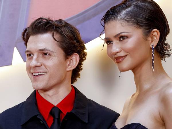 Fotografía de archivo donde aparecen los actores Tom Holland (i) y Zendaya (d). EFE/ Daniel González