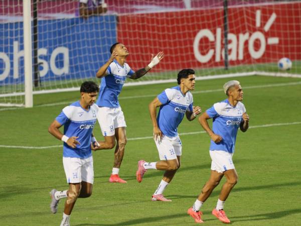 La Bicolor ya realiza el calentamiento a pocos minutos del inicio del partido.