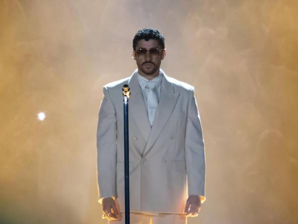 El cantante puertorriqueño Bad Bunny se presenta durante un concierto de su gira ‘DeBí TiRAR MáS FOToS’, en Buenos Aires (Argentina).