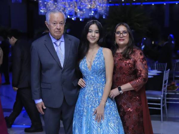 Juan Vásquez y Berta Mármol celebraron felices y orgullosos el éxito académico de su hija Jocelyn.