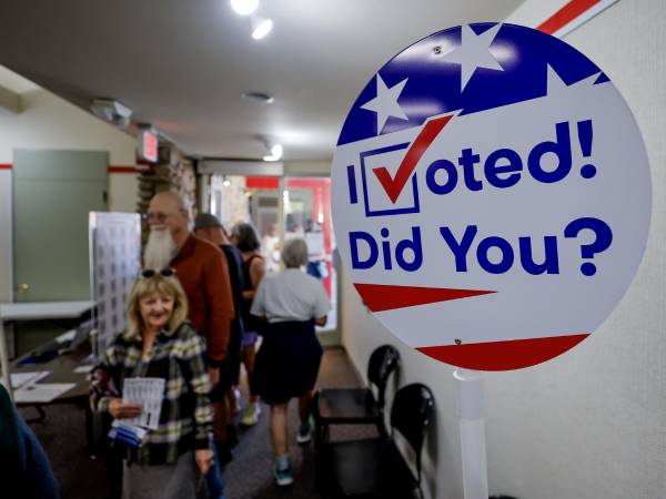 Varias personas emiten sus votos durante las elecciones presidenciales en EEUU.