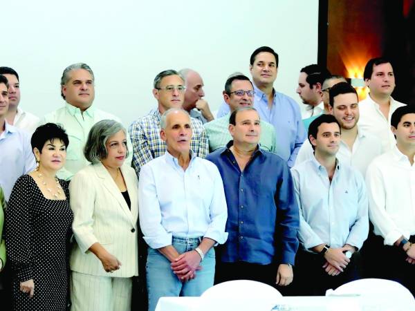 Nasry Asfura con la cúpula empresarial de Honduras en una reunión en San Pedro Sula.